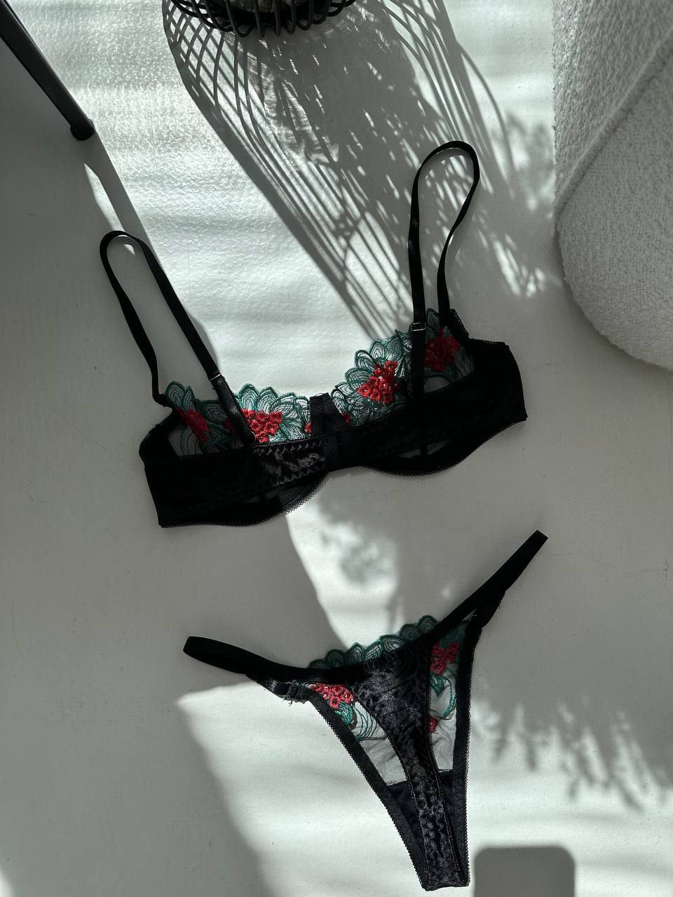 Комплект нижньої білизни з вишивкою