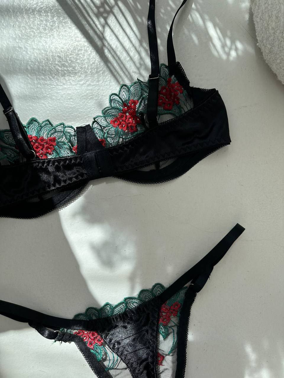 Комплект нижньої білизни з вишивкою