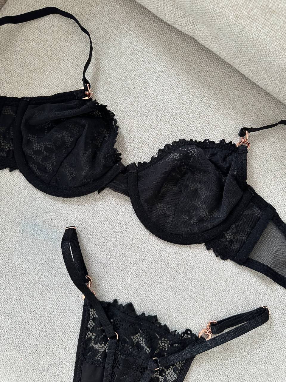 Чорний комплект білизни з мережива