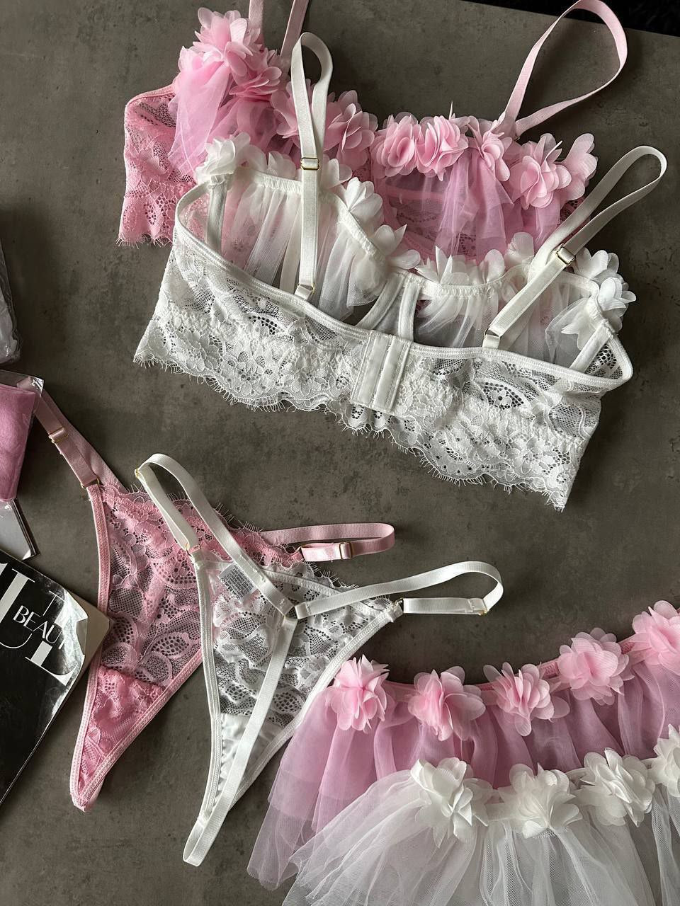 Комплект нижньої білизни. Бюстгальтер,трусики, спідничка, панчохи