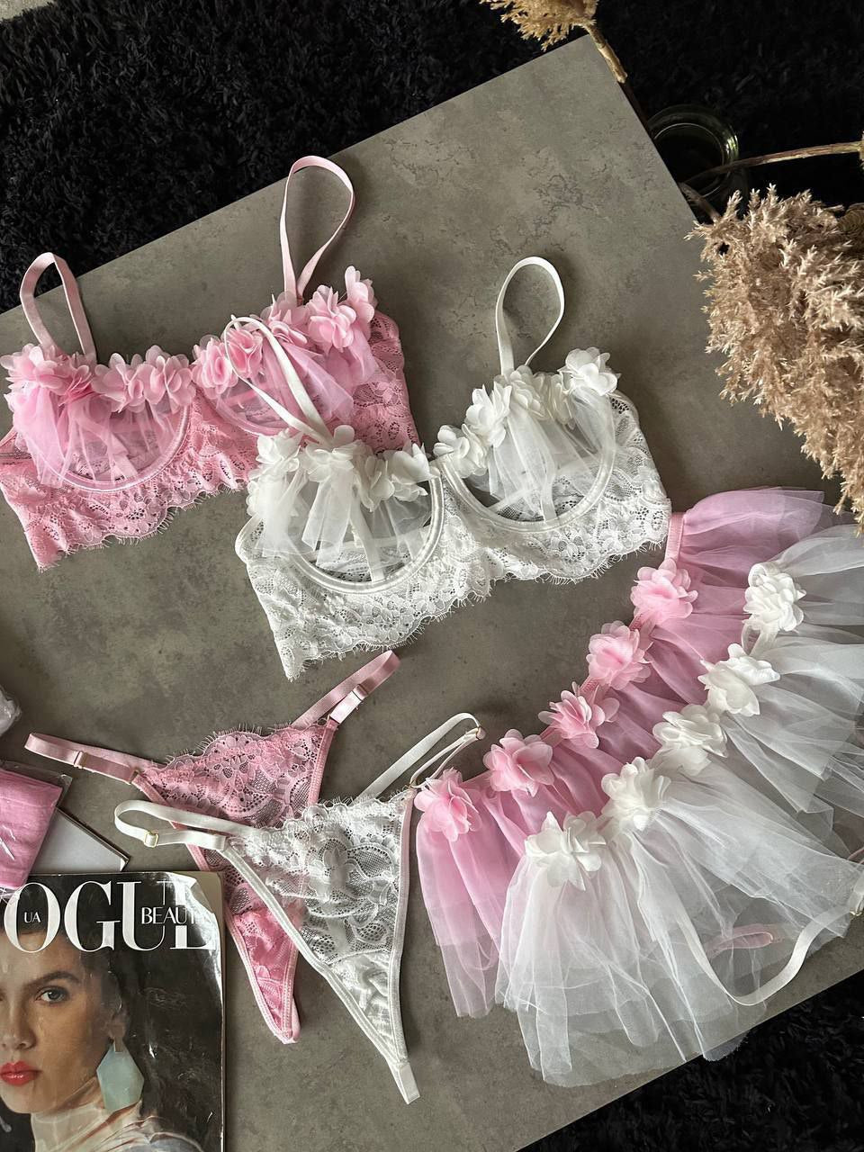 Комплект нижньої білизни. Бюстгальтер,трусики, спідничка, панчохи. Білий