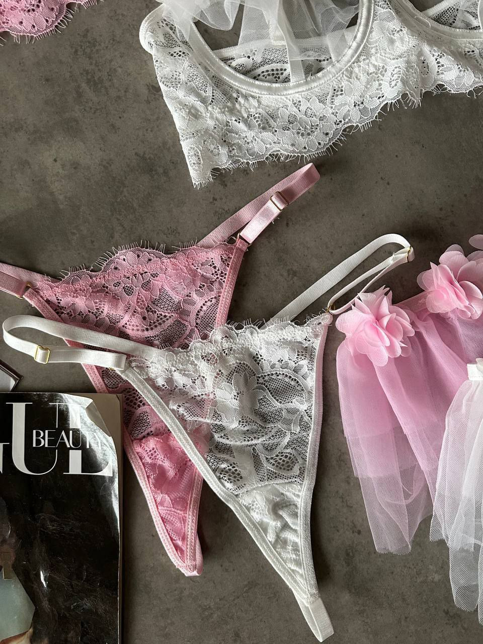 Комплект нижньої білизни. Бюстгальтер,трусики, спідничка, панчохи