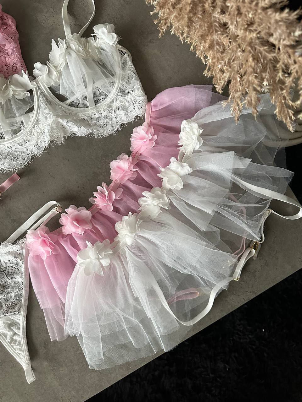 Комплект нижньої білизни. Бюстгальтер,трусики, спідничка, панчохи. Білий