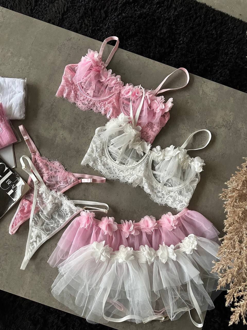 Комплект нижньої білизни. Бюстгальтер,трусики, спідничка, панчохи. Білий