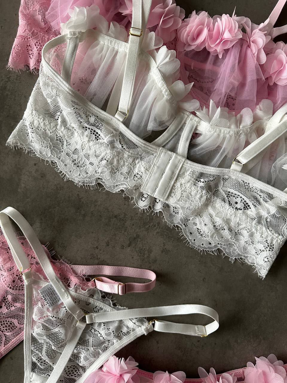 Комплект нижньої білизни. Бюстгальтер,трусики, спідничка, панчохи. Білий