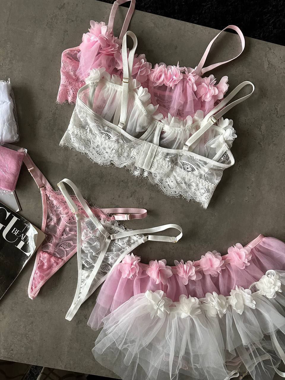 Комплект нижньої білизни. Бюстгальтер,трусики, спідничка, панчохи. Білий