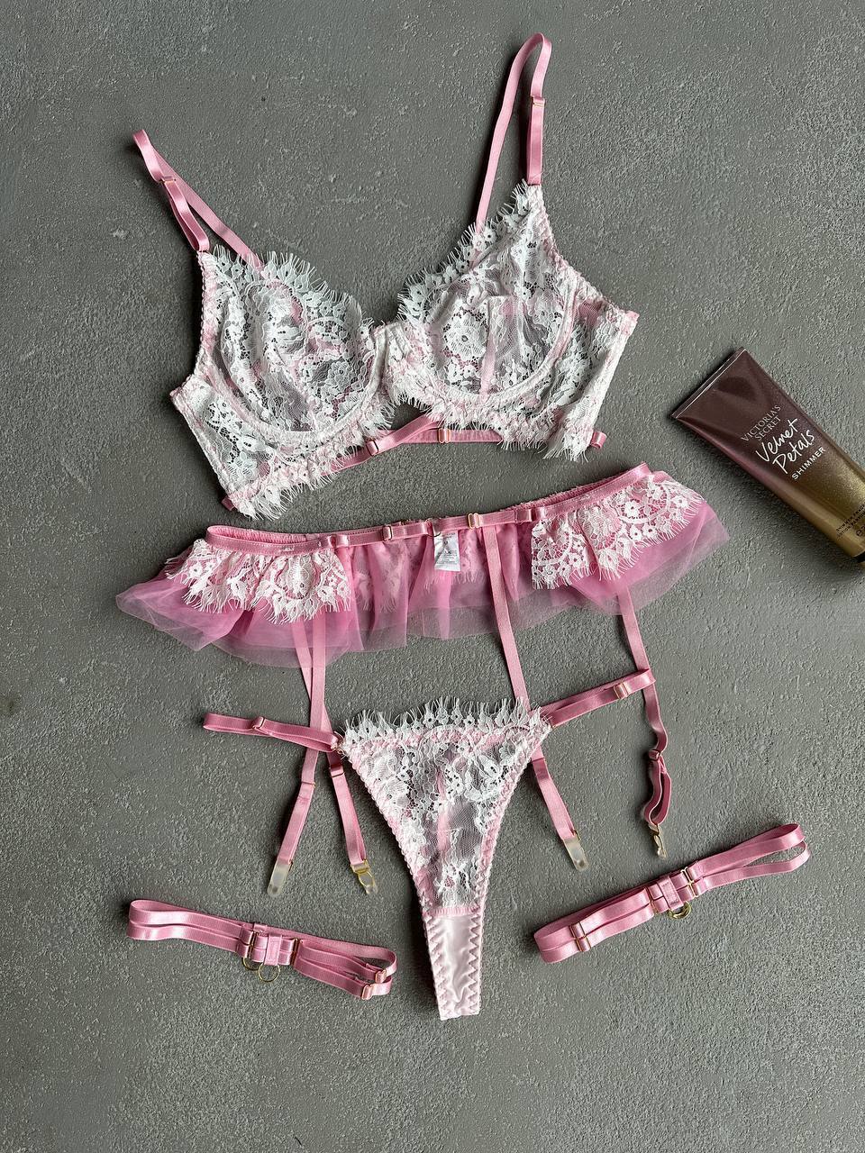 Комлект еротичної білизни. Бюстгальтер, трусики, пояс, гартери
