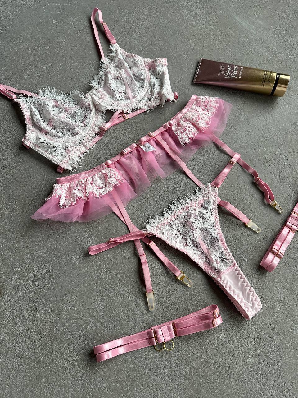 Комлект еротичної білизни. Бюстгальтер, трусики, пояс, гартери