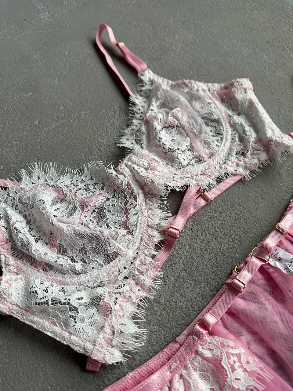Комлект еротичної білизни. Бюстгальтер, трусики, пояс, гартери