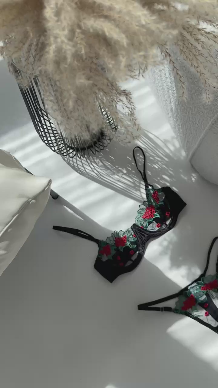 Комплект нижньої білизни з вишивкою