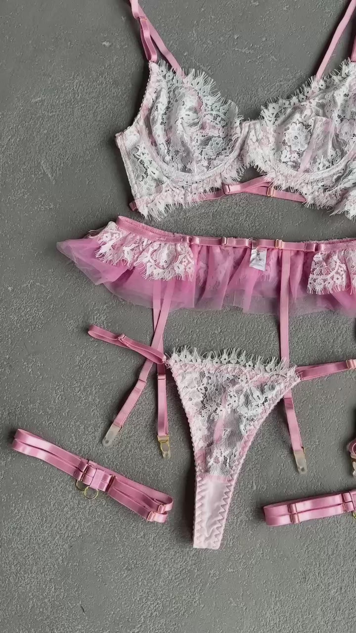 Комлект еротичної білизни. Бюстгальтер, трусики, пояс, гартери